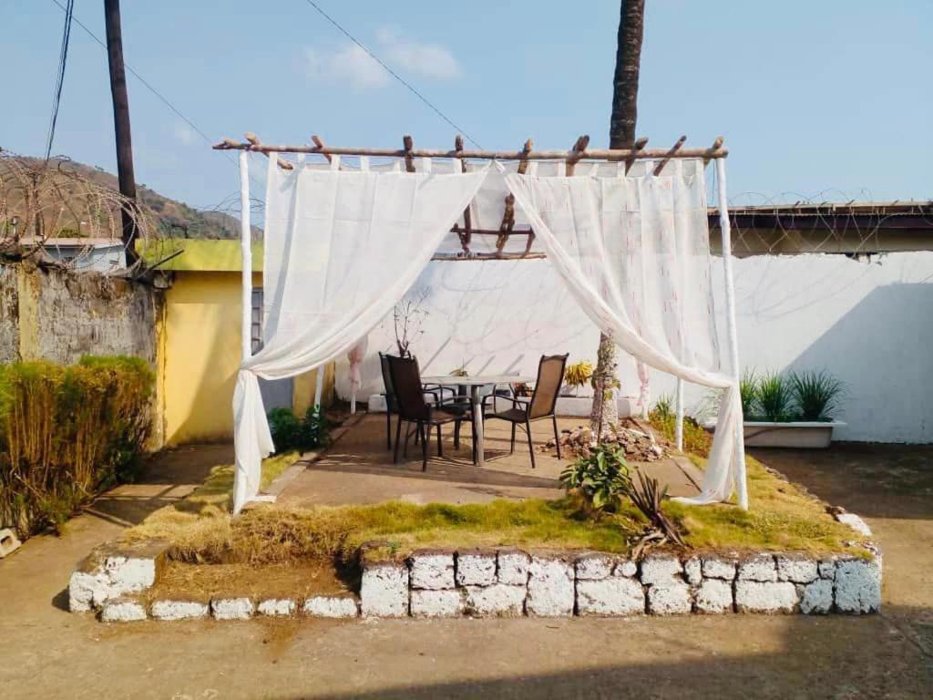 Zunox Guest House Freetown Ngoại thất bức ảnh